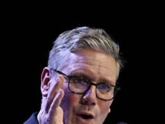 Sir Keir Starmer apoiou a Ucrânia e Donald Trump depois de apelar aos líderes franceses e alemães para ficarem do lado de Zelensky num “plano de paz” de 28 pontos, no meio das ameaças dos EUA de “rendição até quinta-feira”.