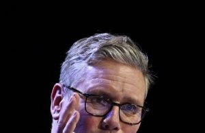 Sir Keir Starmer apoiou a Ucrânia e Donald Trump depois de apelar aos líderes franceses e alemães para ficarem do lado de Zelensky num “plano de paz” de 28 pontos, no meio das ameaças dos EUA de “rendição até quinta-feira”.