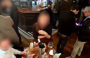 Ladrões de bolsas ‘furtivos’ roubam objetos de valor de uma mulher debaixo do nariz em questão de segundos… mas você teria notado?