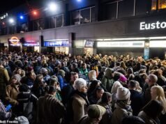 Houve um caos na principal estação ferroviária de Londres devido à paralisação do movimento de milhares de passageiros durante a hora do rush na noite de sexta-feira.