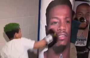 Os espectadores ficaram surpresos quando jovens fãs dos Eagles vestidos como estrelas dos Cowboys foram incentivados a bater em sacos de pancadas