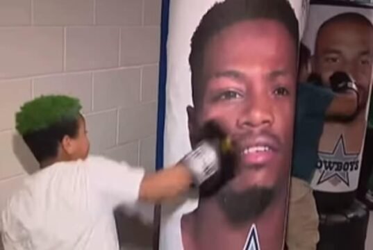 Os espectadores ficaram surpresos quando jovens fãs dos Eagles vestidos como estrelas dos Cowboys foram incentivados a bater em sacos de pancadas