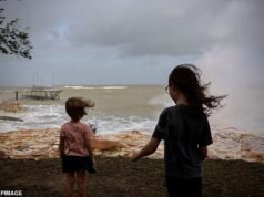 À medida que o ciclone tropical Fina atinge Darwin, milhares se preparam para o impacto – Austrália limpa prateleiras de supermercados antes da tempestade
