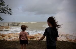À medida que o ciclone tropical Fina atinge Darwin, milhares se preparam para o impacto – Austrália limpa prateleiras de supermercados antes da tempestade