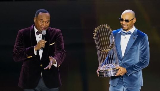 Dodgers brilham no MLB Awards enquanto Mookie Betts apresenta uma noite repleta de estrelas em Las Vegas