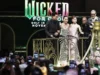 Ariana Grande e Cynthia Erivo cumprimentam os fãs na RWS antes da estreia em Cingapura da sequência de ‘Wicked’