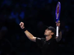 De Minaur mantém esperança de avançar para o ATP Finals com vitória sobre Fritz