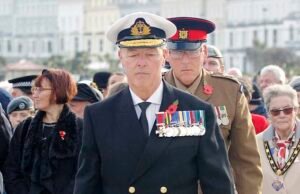 As flagrantes bandeiras vermelhas que se apresentavam como um “falso” almirante como um ex-coronel do exército expõem a mentalidade por trás de Walter Mittys, o mais alto escalão da Grã-Bretanha