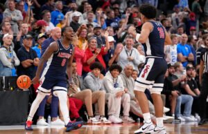 O número 5 do Arizona, apesar de uma noite difícil para o calouro Koa Peat, permanece invicto depois de sobreviver a um susto contra o número 15 da UCLA