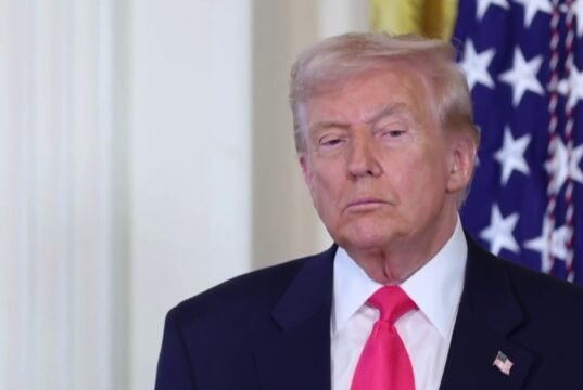 Presidente Trump assina projeto de lei para liberar arquivos de Epstein do Departamento de Justiça