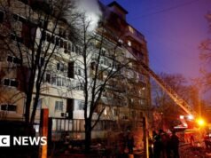 A Rússia lançou ataques massivos de drones e mísseis em Kiev, dizem autoridades