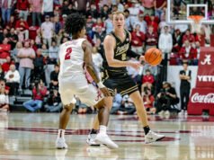O sorriso de Fletcher Lauer se transformou após um dente quebrado na vitória do basquete de Purdue sobre o Alabama