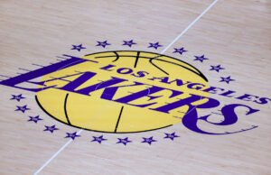 O Lakers supostamente trouxe dois executivos dos Dodgers para funções consultivas, incluindo presidente de operações de beisebol