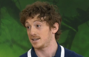 Ethan Slater sapateia para a pergunta da ‘namorada’ de Ariana Grande