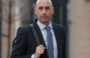 O ex-presidente da Federação Espanhola de Futebol Rubiales leva ovos atirados nele no lançamento do livro