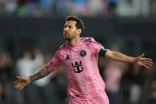 Barcelona planeja erguer uma estátua de Messi no renovado Camp Nou, diz presidente do clube