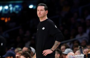 O técnico do Timberwolves, Chris Finch, dá uma olhada divertida no currículo repleto de podcasts de JJ Redick, do Lakers