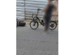 Mulher de 78 anos conduzida por bicicleta elétrica em São Pedro da Aldea