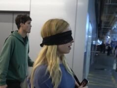 Addison Rae usou uma máscara sobre os olhos ao sair do aeroporto