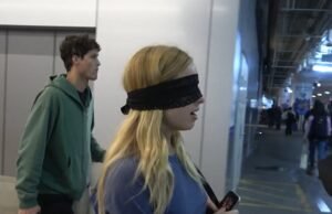 Addison Rae usou uma máscara sobre os olhos ao sair do aeroporto