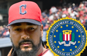 O arremessador patrono Emmanuel Klass é preso por agentes do FBI no aeroporto JFK