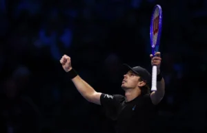 De Minaur exorciza seus demônios e avança para a final four do ATP Finals