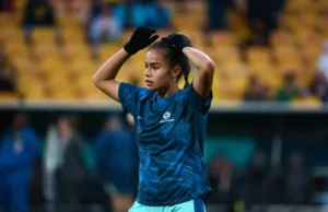 Mary Fowler, de Matildas, diz que colegas de time do clube francês lhe deram bananas