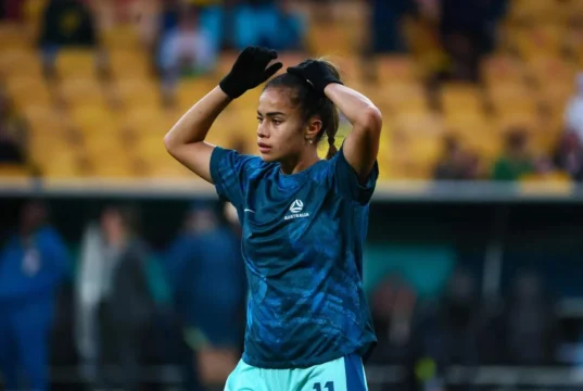 Mary Fowler, de Matildas, diz que colegas de time do clube francês lhe deram bananas