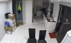 Mãe de Perth fica chocada quando câmeras capturam intruso armado roubando telefone e bolsa