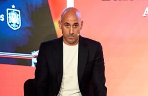 Ex-chefe do futebol espanhol Luis Rubiales é atirado com ovos por seu tio em evento de livro