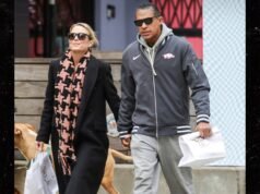 Amy Robach mostra enorme anel de noivado enquanto sai com TJ Holmes