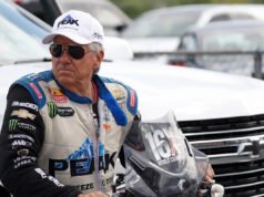 John Force, 16 vezes campeão do NHRA Funny Car, anuncia aposentadoria um ano depois de sofrer lesão cerebral traumática em um acidente horrível