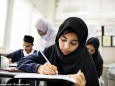 A Áustria vai proibir as meninas de usarem lenços islâmicos na escola, alegando que são “sinais de opressão” que criam “sentimentos de vergonha”.