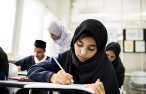 A Áustria vai proibir as meninas de usarem lenços islâmicos na escola, alegando que são “sinais de opressão” que criam “sentimentos de vergonha”.