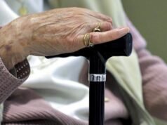 A polícia de NSW usa spray de pimenta em um residente de cuidados de idosos acusado de fazer ameaças enquanto pendurava joias de metal