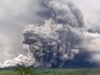 Vulcão Semeru: Evacuação, busca e resgate, avisos de voo enquanto uma enorme nuvem de cinzas engole Java