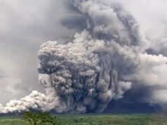 Vulcão Semeru: Evacuação, busca e resgate, avisos de voo enquanto uma enorme nuvem de cinzas engole Java