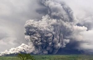 Vulcão Semeru: Evacuação, busca e resgate, avisos de voo enquanto uma enorme nuvem de cinzas engole Java
