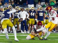 O chutador da USC, Ryan Sayeri, ganha o segundo prêmio de Jogador da Semana das Dez Grandes Equipes Especiais