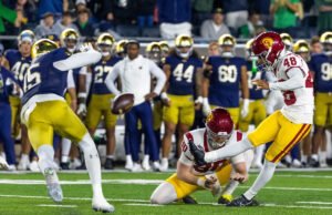 O chutador da USC, Ryan Sayeri, ganha o segundo prêmio de Jogador da Semana das Dez Grandes Equipes Especiais