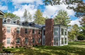 Escola particular onde professora ‘fez sexo com cinco alunos assim que eles completaram 16 anos’ – e era legal