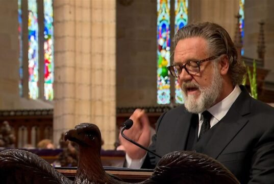 Funeral de John Laws: a realeza de Hollywood se despede do rei do rádio talkback