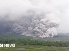 Vulcão Semeru, na Indonésia, entra em erupção, expelindo enorme nuvem de cinzas
