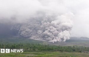 Vulcão Semeru, na Indonésia, entra em erupção, expelindo enorme nuvem de cinzas