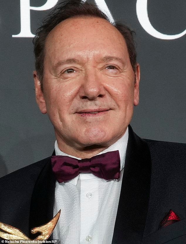 98586667-15307207-Kevin_Spacey_sparked_plastic_surgery_rumors_as_he_made_an_appear-a-31_1763581525979.jpg
