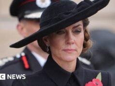 Kate e a Rainha colocam coroas de flores do Dia do Armistício enquanto a nação presta suas homenagens