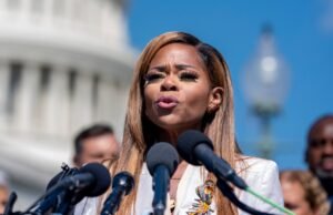 Democratas enfrentando moção de censura na colina da acusação federal