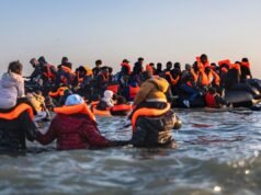 Polícia francesa usará redes para impedir pequenos barcos que atravessam o Canal da Mancha