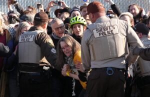 ‘Ultrajante’: 21 prisões, quatro policiais feridos em protesto nas instalações do ICE na área de Chicago
