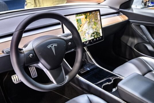 Tesla pode finalmente apresentar o CarPlay aos seus EVs